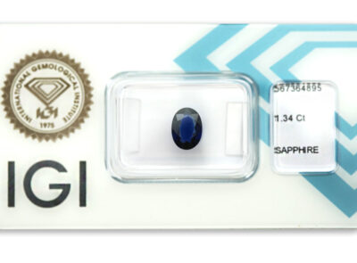 safír 1.34ct deep blue s IGI certifikátem
