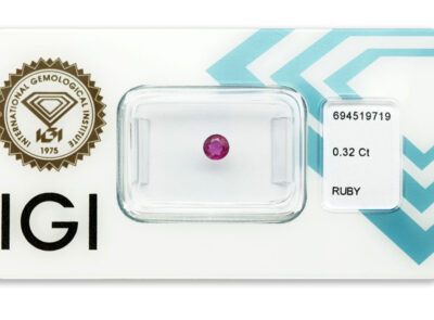 rubín 0.32ct deep purplish red s IGI certifikátem
