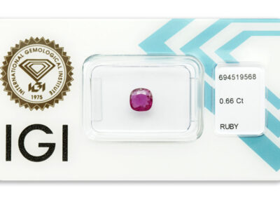 rubín 0.66ct deep purplish red s IGI certifikátem
