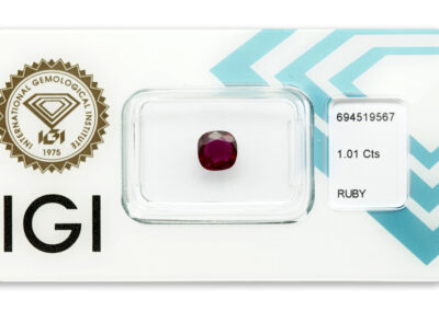 rubín 1.01ct deep purplish red s IGI certifikátem