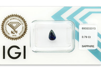 safír 0.79ct deep blue s IGI certifikátem
