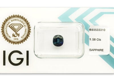 safír 1.58ct deep blue s IGI certifikátem