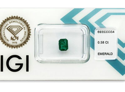 smaragd 0.58ct deep bluish green s IGI certifikátem