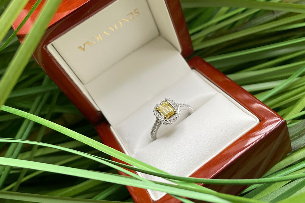 Náhledový obrázek –Zásnubní prsten v halo stylu se žlutým diamantem
