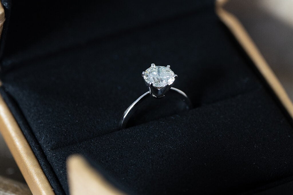 Solitérní zásnubní diamantový prsten Náhledový obrázek - Solitérní zásnubní prsten