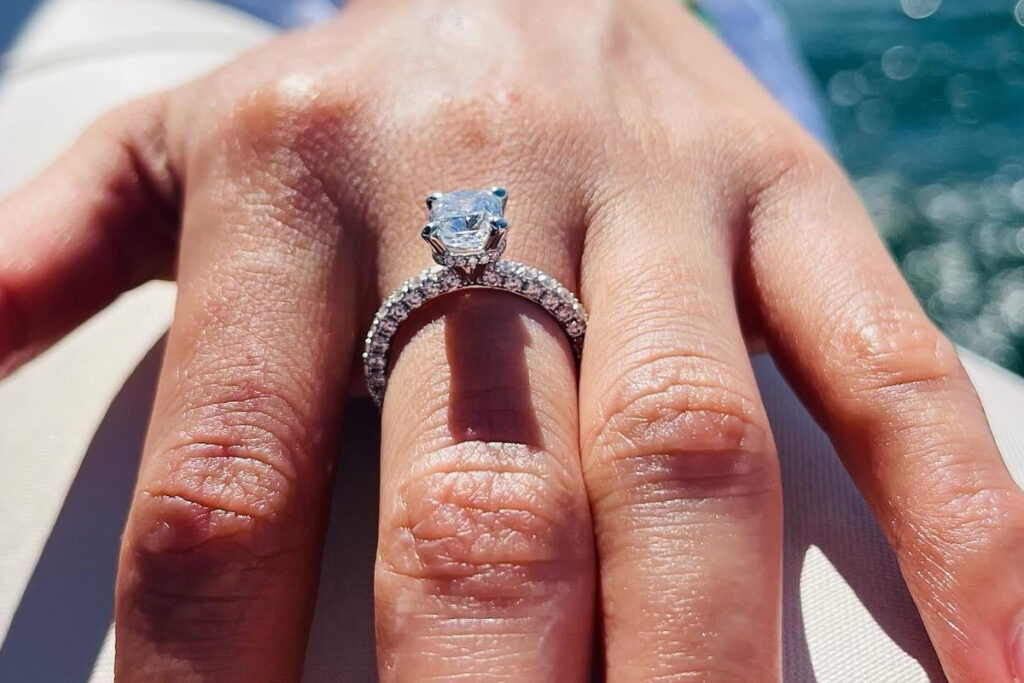 Luxusní zdobený zásnubní prsten Náhledový obrázek - Luxusní zdobený zásnubní prsten