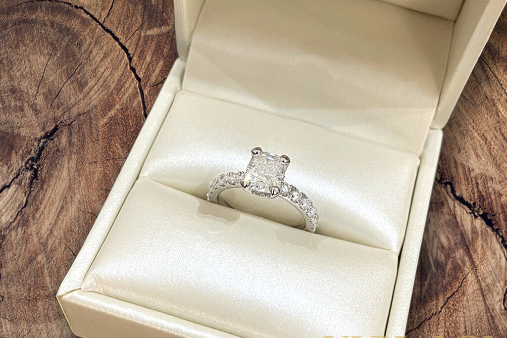 Zakázkově vyráběný zásnubní prsten Náhledový obrázek - Zakázkově vyráběný zásnubní prsten