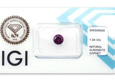 almandin 1.04ct deep reddish purple s IGI certifikátem