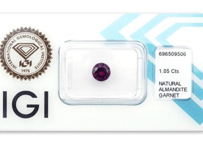 almandin 1.05ct deep reddish purple s IGI certifikátem