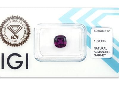 almandin 1.88ct deep pinkish purple s IGI certifikátem