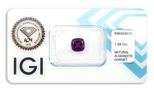almandin 1.88ct deep pinkish purple s IGI certifikátem