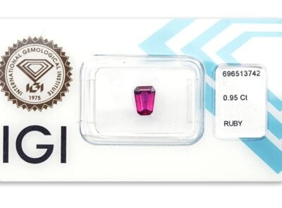 rubín 0.95ct deep purplish pink - red s IGI certifikátem