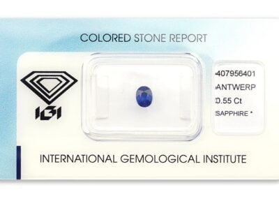 safír 0.55ct deep blue s IGI certifikátem