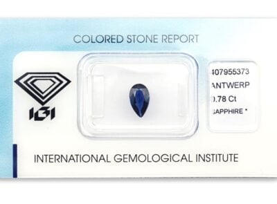 safír 0.78ct deep blue s IGI certifikátem