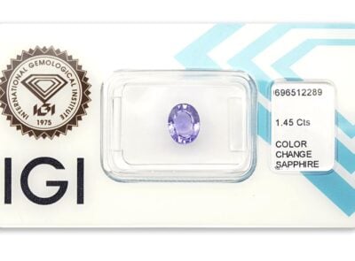 safír 1.45ct purplish blue/pink-purple (tepelně neupraven) s IGI certifikátem
