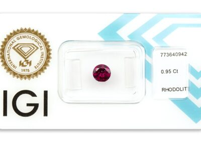 rhodolit 0.95ct deep reddish purple s IGI certifikátem