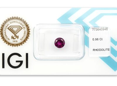rhodolit 0.98ct deep pinkish purple s IGI certifikátem
