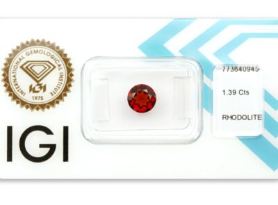 rhodolit 1.39ct deep purplish orangy red s IGI certifikátem