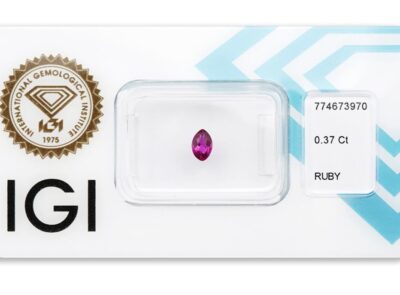rubín 0.37ct deep pinkish red s IGI certifikátem