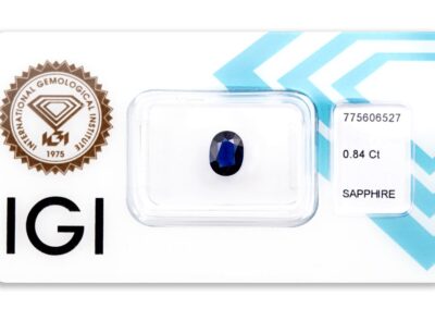 safír 0.84ct deep blue s IGI certifikátem