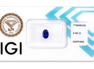 safír 0.89ct deep blue s IGI certifikátem
