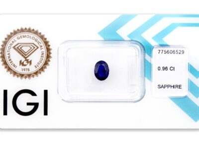 safír 0.96ct deep blue s IGI certifikátem