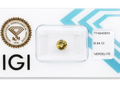 verdelit 0.84ct yellowish green s IGI certifikátem