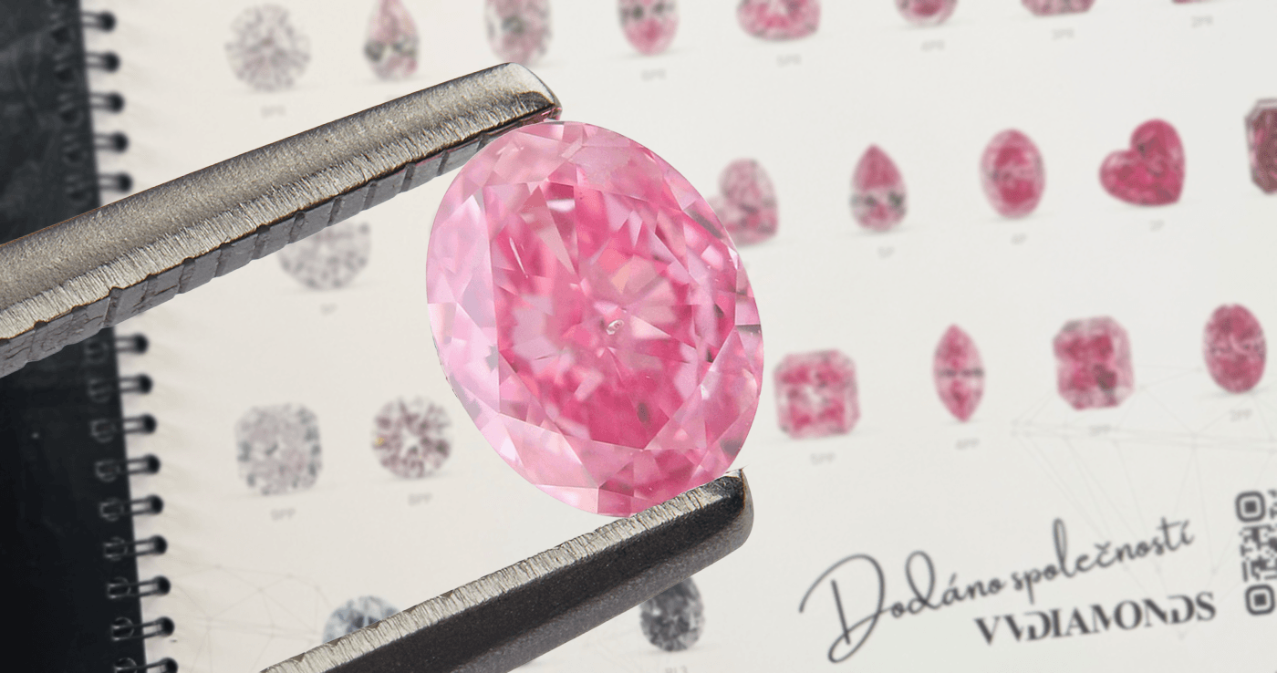Růžový diamant z dolu Argyle v pinzetě