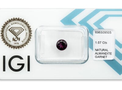 almandin 1.07ct deep reddish purple s IGI certifikátem
