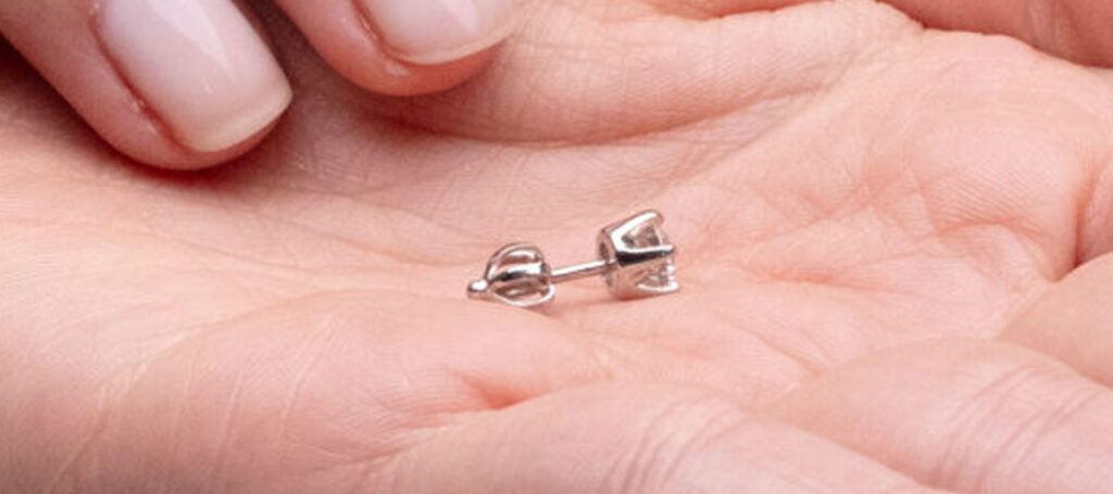 Šroubovací zapínání diamantových náušnic