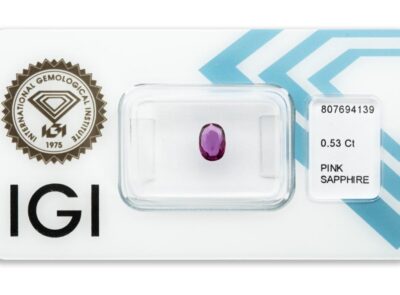 safír 0.53ct deep purplish pink s IGI certifikátem