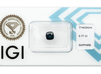 safír 0.77ct deep blue s IGI certifikátem