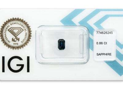 safír 0.86ct deep blue s IGI certifikátem