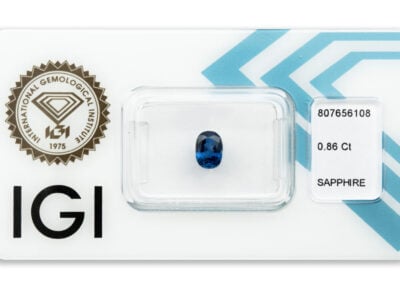 safír 0.86ct deep blue s IGI certifikátem