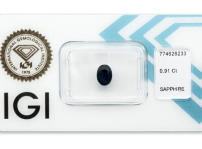 safír 0.91ct deep blue s IGI certifikátem