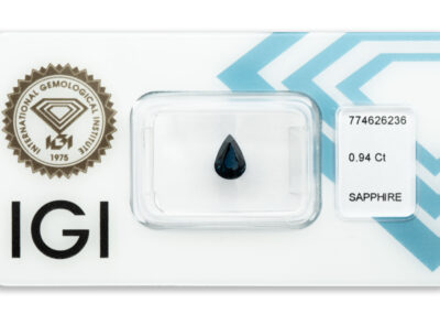 safír 0.94ct deep blue s IGI certifikátem