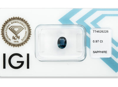 safír 0.97ct deep blue s IGI certifikátem