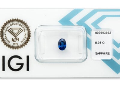 safír 0.98ct deep blue s IGI certifikátem