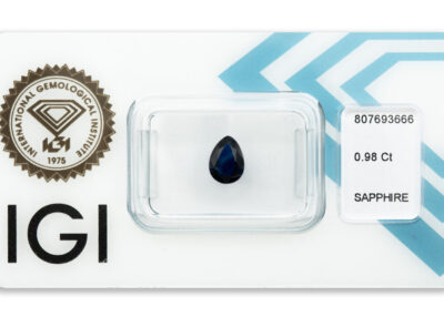 safír 0.98ct deep blue s IGI certifikátem