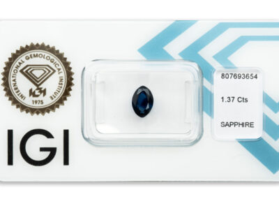 safír 1.37ct deep blue s IGI certifikátem