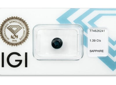 safír 1.39ct deep blue s IGI certifikátem