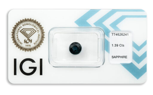 safír 1.39ct deep blue s IGI certifikátem